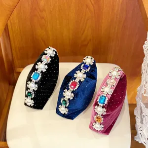 Bolso de noche de terciopelo elegante con perlas y pedrería de colores para mujeres.