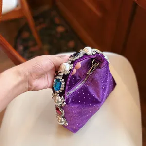 Bolso de noche de terciopelo morado con perlas y diamantes, elegante bolso de mano tipo cojín.