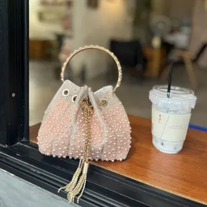 Bolso cubo con perlas y strass estilo francés con asa de aro metálico y cadena con flecos.