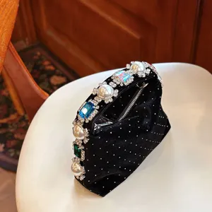 Bolso de terciopelo con strass y perlas, lujosa cartera con detalles de cristales brillantes.