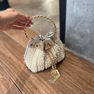 Elegante bolso bombonera de perlas con asa redonda de pedrería y cadena para mujer estilo elegante.