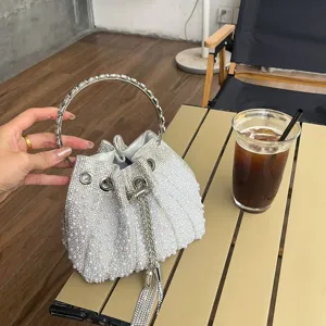 Elegante bolso de cubo de perlas y estrás con asa de metal y cordón elegante para mujeres.