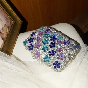 Détail du sac de soirée luxueux en strass avec un motif de fleurs étincelant et brillant.