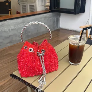 Elegante bolso cubo perlas rojo minimalista francés con asa anillo metal pedrería y borla.