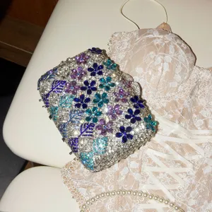 Superbe pochette de soirée rigide en strass cristaux avec motif floral scintillant chic.