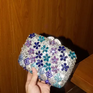 Luxueuse pochette de soirée en strass fleurs, sac rigide étincelant pour fête femme chic.
