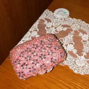 Sac de soirée scintillant en strass rose avec un motif de fleurs délicates pour femmes.