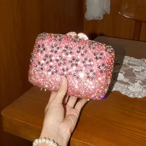 Vue détaillée du sac de soirée exquis en strass cristaux roses, design élégant.