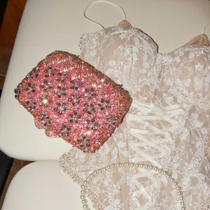 Exquise pochette de soirée rigide avec fleurs en strass métalliques de luxe pour femmes.