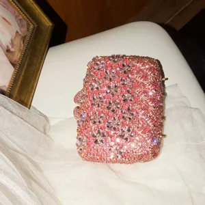 Vue detail pochette de soiree fleurs en strass cristaux rose minaudiere brillante sac