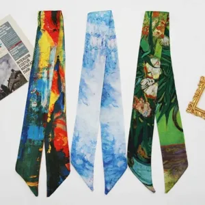 Vista di dettaglio del nastro foulard in seta satinata stampata d'arte 96cm con fiori colorati.