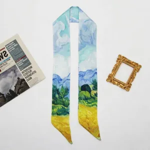 Squisito foulard skinny in raso da 96cm con stampa artistica, ideale come fascia o nastro per borsa.