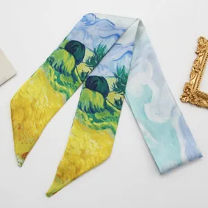 Vista dettagliata di un elegante foulard in seta di 96 cm con stampa di pittura artistica.
