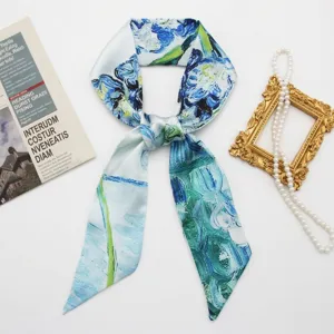 Foulard lungo in raso con stampa artistica, ideale per capelli, borsa o come accessorio.