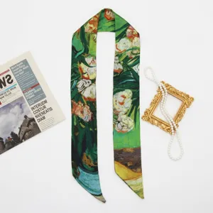 Sciarpa foulard in seta con stampa floreale stile pittura a olio, ideale per capelli e borse.