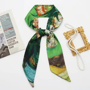 Sciarpa lunga in seta verde twilly, nastro per capelli con stampa d'arte vintage e accessorio borsa.