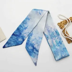 Dettaglio di sciarpa in raso blu acquerello, elegante nastro con motivo a nuvola per accessori borsa.