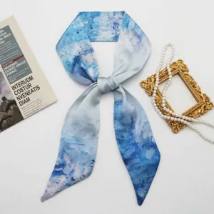 Sciarpa a nastro lungo in raso di seta con stampa acquerello blu per capelli e borsa dettaglio.