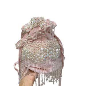 Sac seau chic en velours rose avec perles artificielles faites à la main et franges.