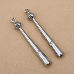 Nahaufnahme Detail der silberfarbenen Metall-Anhängerkomponente, glatte Oberfläche.