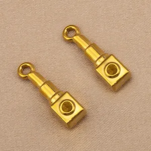 Detailaufnahme von polierten 18K vergoldeten Edelstahl Flaschenform Anhänger Charms.