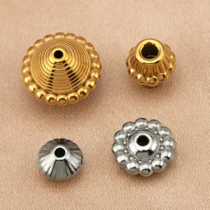 Gros plan detail des perles d'espacement gyro a rayures verticales en acier inoxydable.