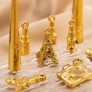 Detailansicht von 18K vergoldeten Edelstahl Eiffelturm und Kamera Anhängern für DIY Schmuck basteln.