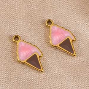 Primer plano detallado de lindos dijes de acero inoxidable esmaltados de helado para joyas.