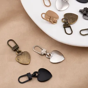 Detailansicht abnehmbarer Herz Metall Reissverschluss Anhaenger fuer Kleidung Taschen.