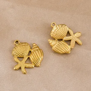 Detalle de colgante marino de acero inoxidable dorado con diseño de concha y estrella.
