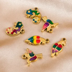 Vista detallada de dijes de animales de acero inoxidable de colores, abalorios para joyería DIY.