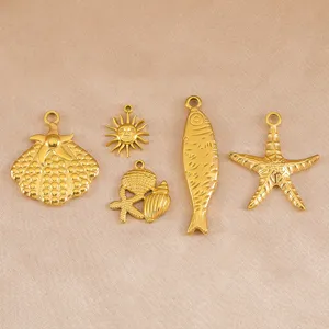 Colgantes de acero inoxidable dorado con diseños marinos de estrella, concha, pez y sol brillante.