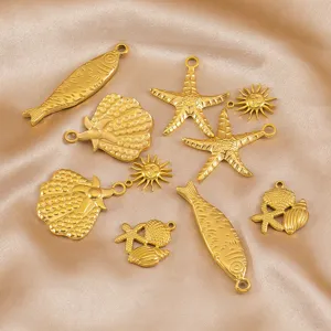 Colgantes dorados de acero inoxidable tema océano vista detallada estrellas de mar conchas.