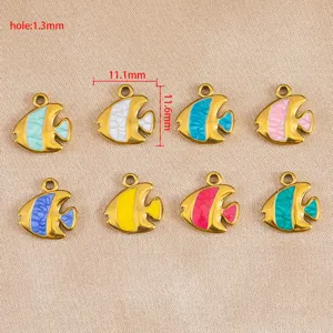 Pequeños dijes de peces de acero inoxidable para joyería DIY, collares y pulseras marinas.