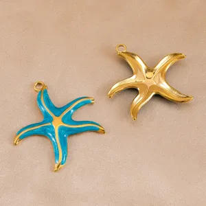 Detalle de colgante de estrella de mar de acero, esmalte azul y accesorio de joyería DIY dorado.