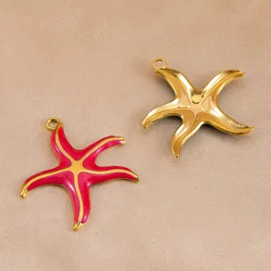 Vista de primer plano de dijes colgantes de estrella de mar de acero esmalte rojo y oro.