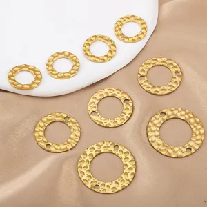 Colgantes redondos texturizados de doble agujero chapados en oro 18K de acero inoxidable.