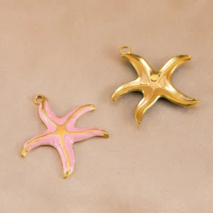 Vista detallada del colgante de estrella de mar de acero inoxidable con esmalte rosa.
