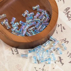 Vue detaillee de perles tubulaires en verre transparent irisees pour bijoux de bricolage.