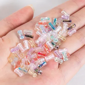 Gros plan de perles bugle en verre translucide coloré pour bracelets faits à main DIY.