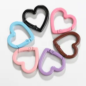Chiusure per portachiavi in lega a forma di cuore colorate per la creazione di gioielli.