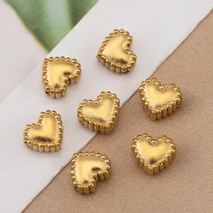 Perline per gioielli fai da te a forma di cuore in acciaio inox dorato con bordo perlato.
