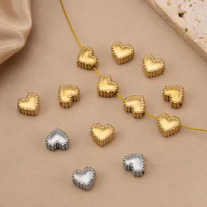 Primo piano di perline a cuore in acciaio inossidabile con design in pizzo accessori DIY