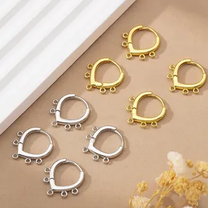 Vista detallada de fornituras de pendientes de aro multi-anillo de oro y plata para joyería DIY.