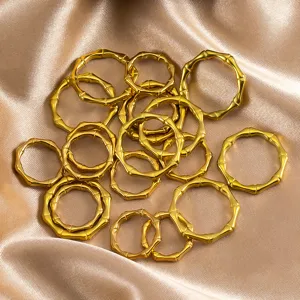 Dettaglio anelli in bambù dorati in acciaio inossidabile, connettori per gioielli.