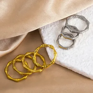 Vista dettagliata anello in bambù in acciaio inossidabile, cerchio metallico minimalista.