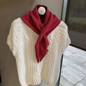 Korean soft knit triangular scarf for women, cozy autumn autumn neck warmer and chic small shawl.