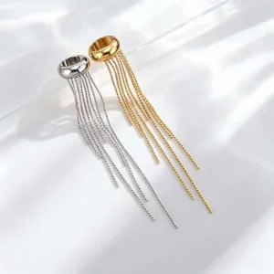 Detailaufnahme der langen Quasten-Ohrklemme mit feiner Metallkette und elegantem C-Ring.