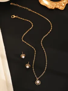 Gouden holle bloem parel ketting en oorbellen set detail, elegante minimalistische.