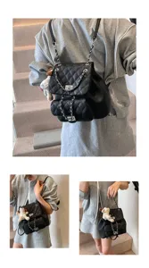 Détails montrant le sac à dos élégant en cuir matelassé noir avec chaînes et ours en peluche.